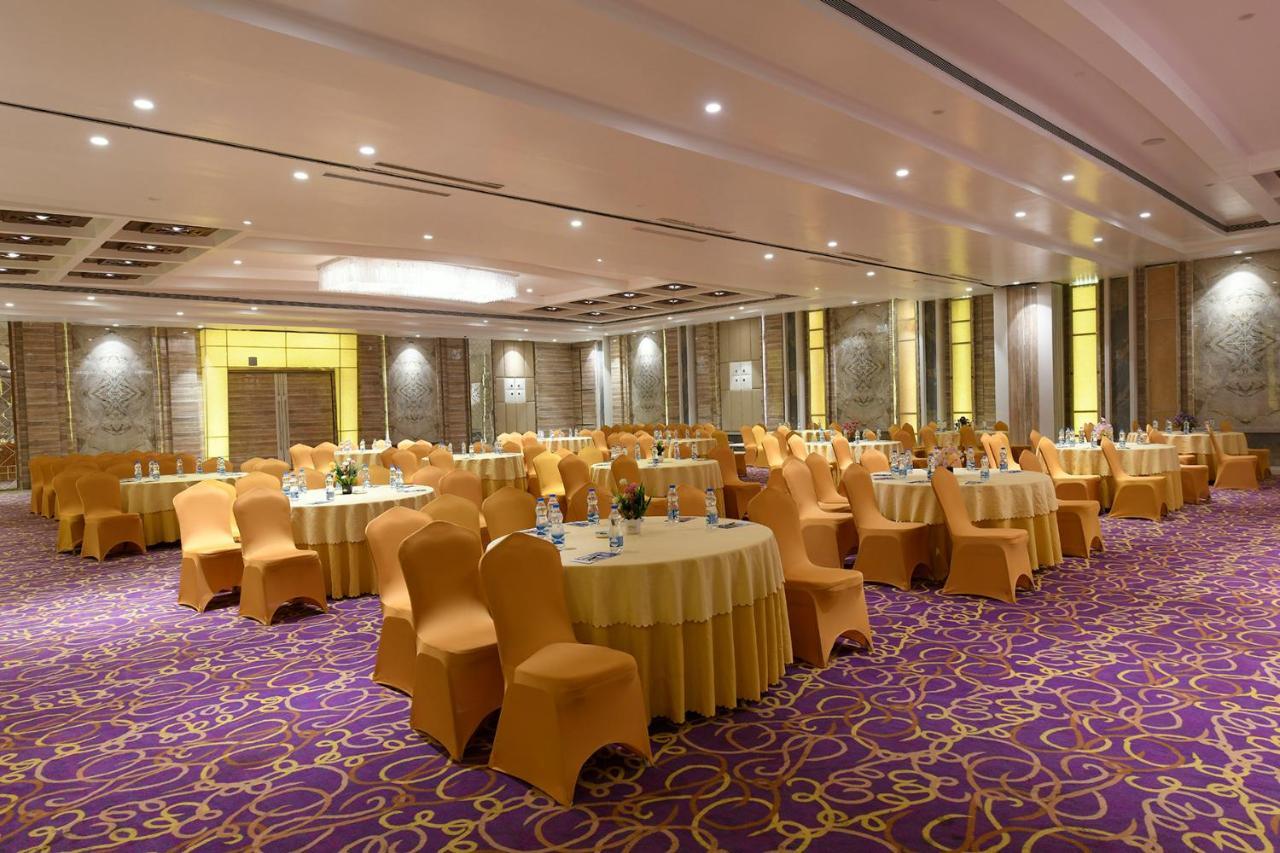 Hotel Pal Heights Bhubaneswar Buitenkant foto