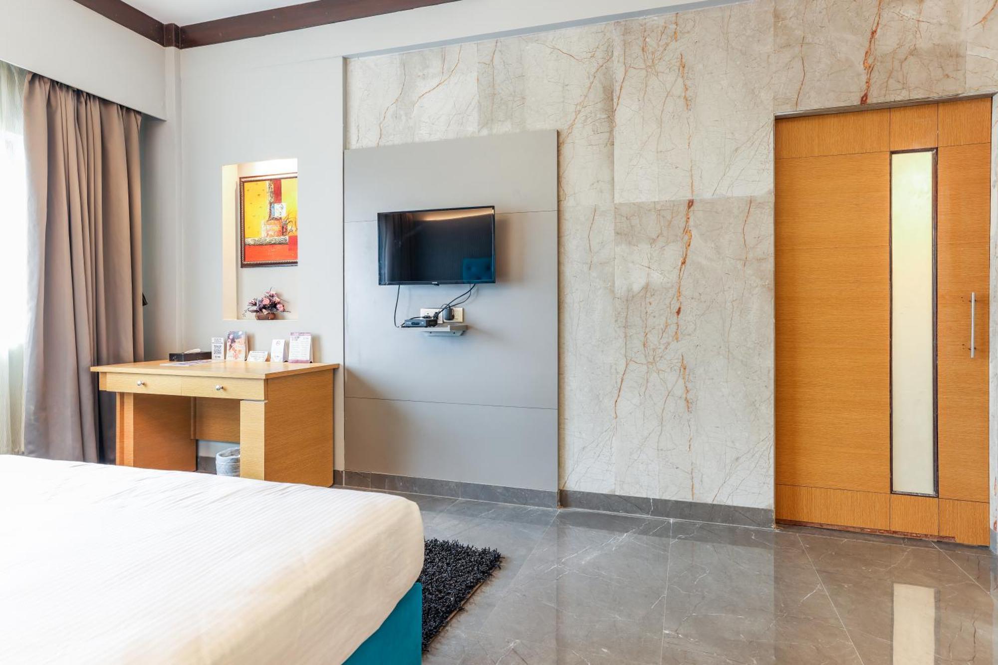 Hotel Pal Heights Bhubaneswar Buitenkant foto