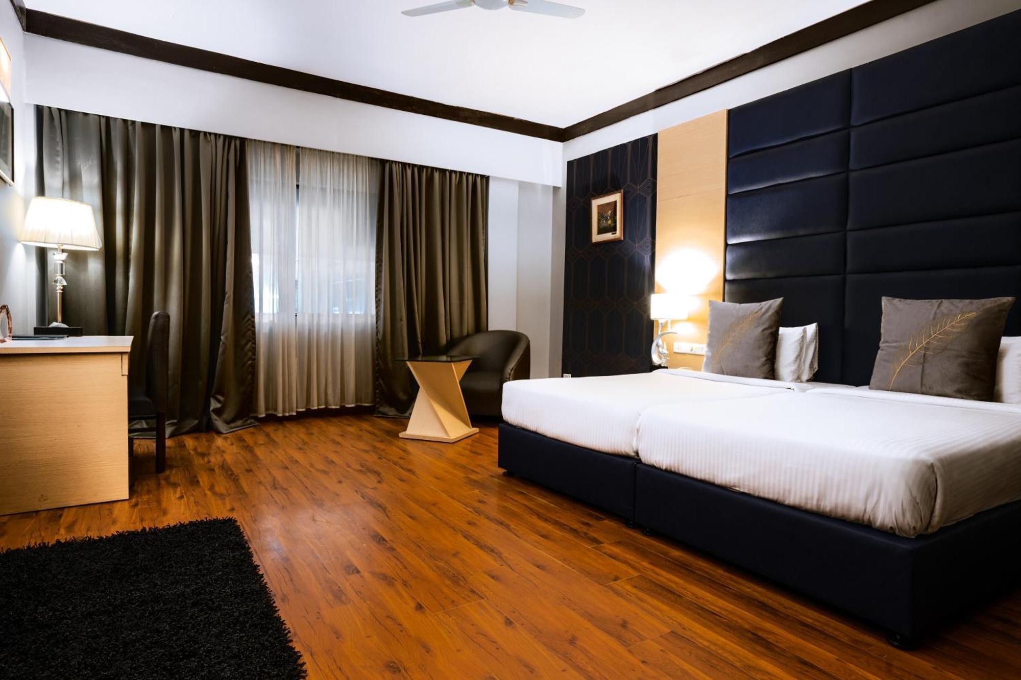 Hotel Pal Heights Bhubaneswar Buitenkant foto