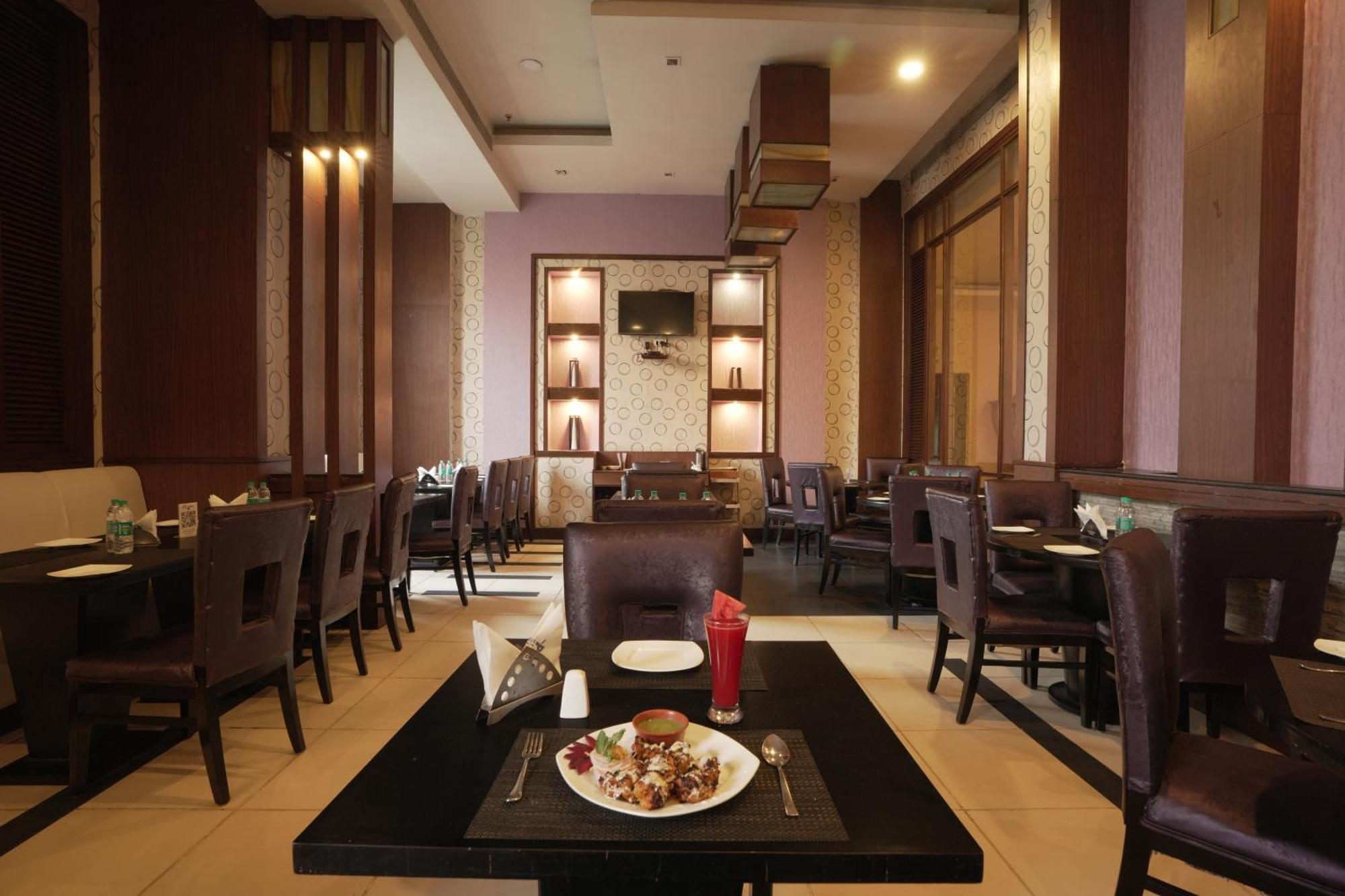 Hotel Pal Heights Bhubaneswar Buitenkant foto