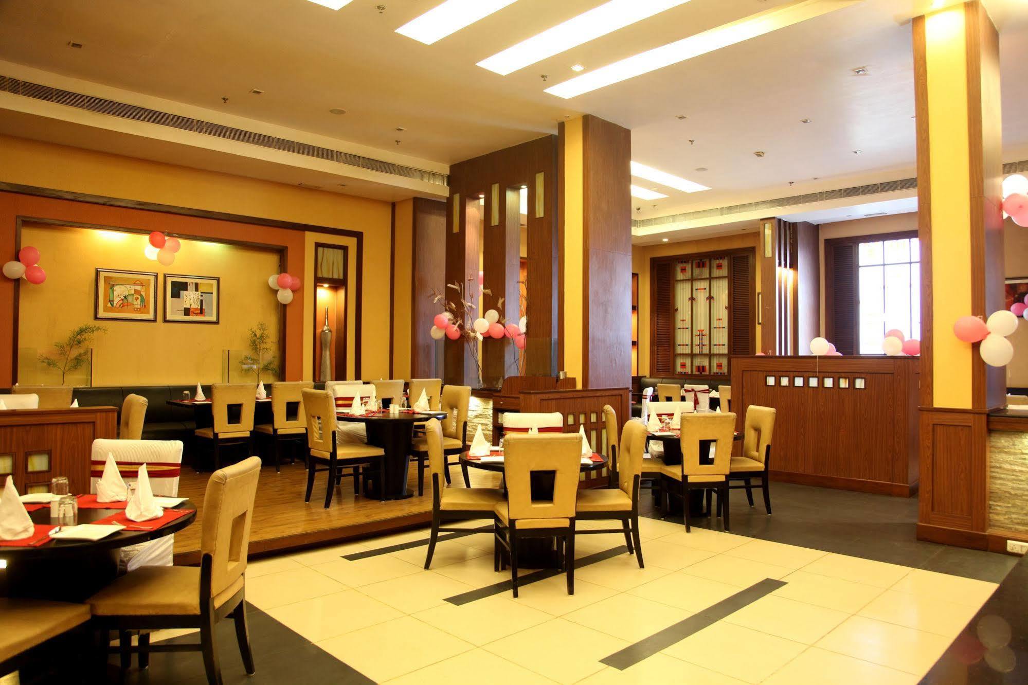 Hotel Pal Heights Bhubaneswar Restaurant foto