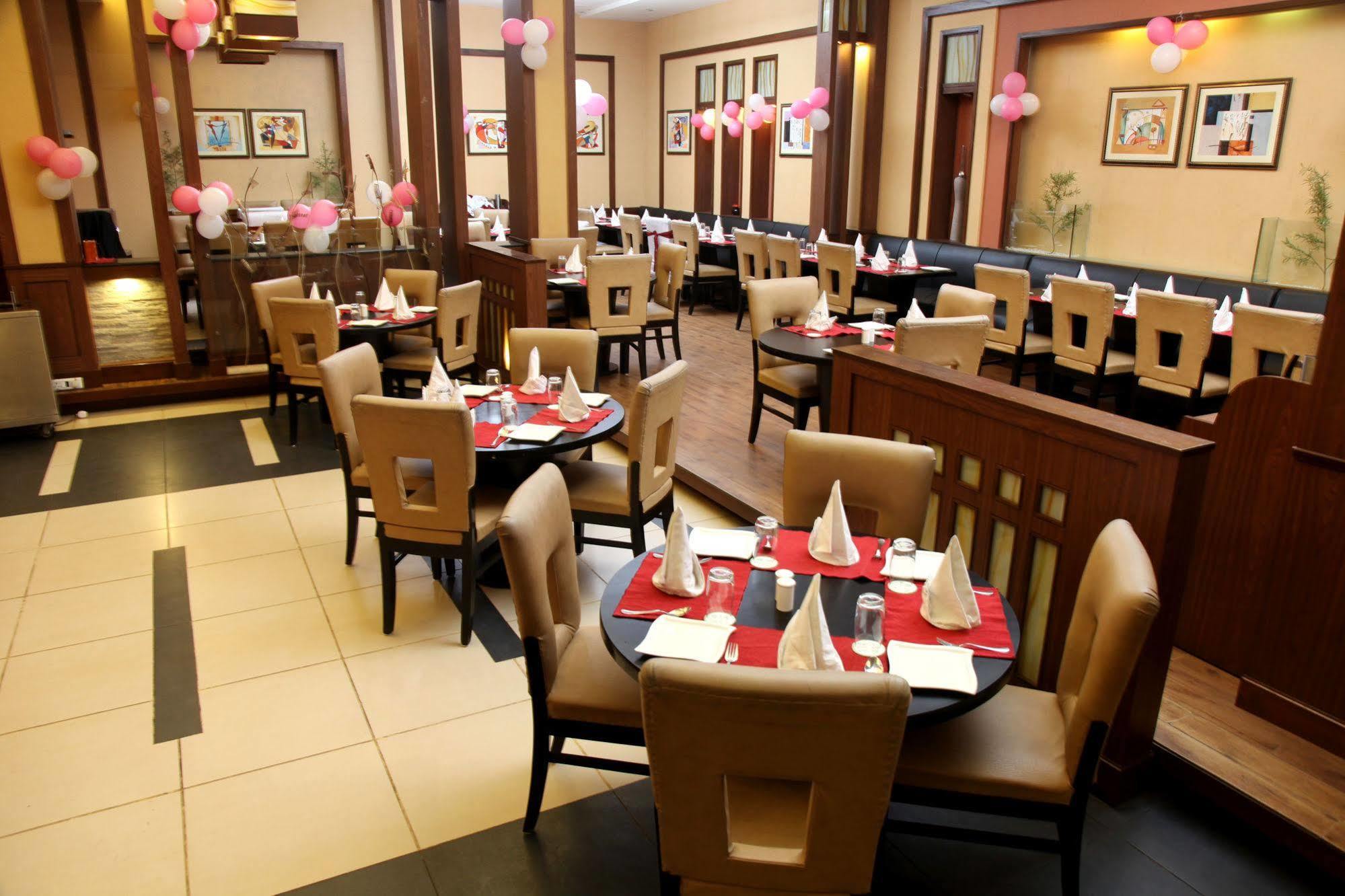 Hotel Pal Heights Bhubaneswar Buitenkant foto
